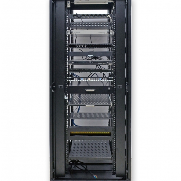 Боковой организатор кабеля с крышкой, для шкафов MGSE 45U, черный